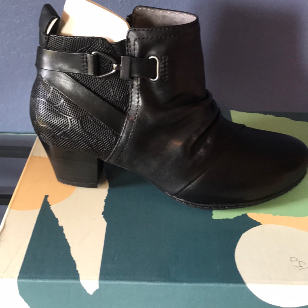 Shoe - Picture 4 of 5